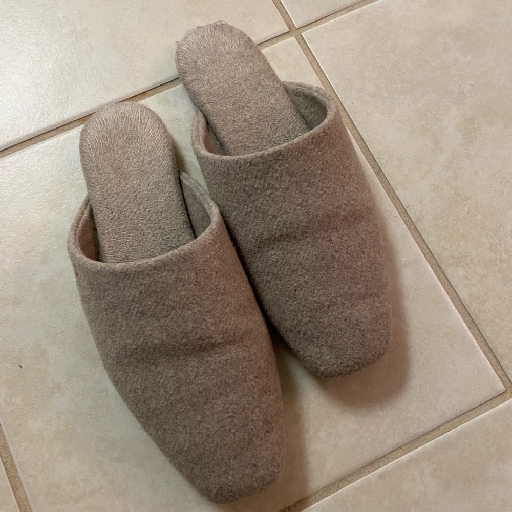 Banana Republic slippers